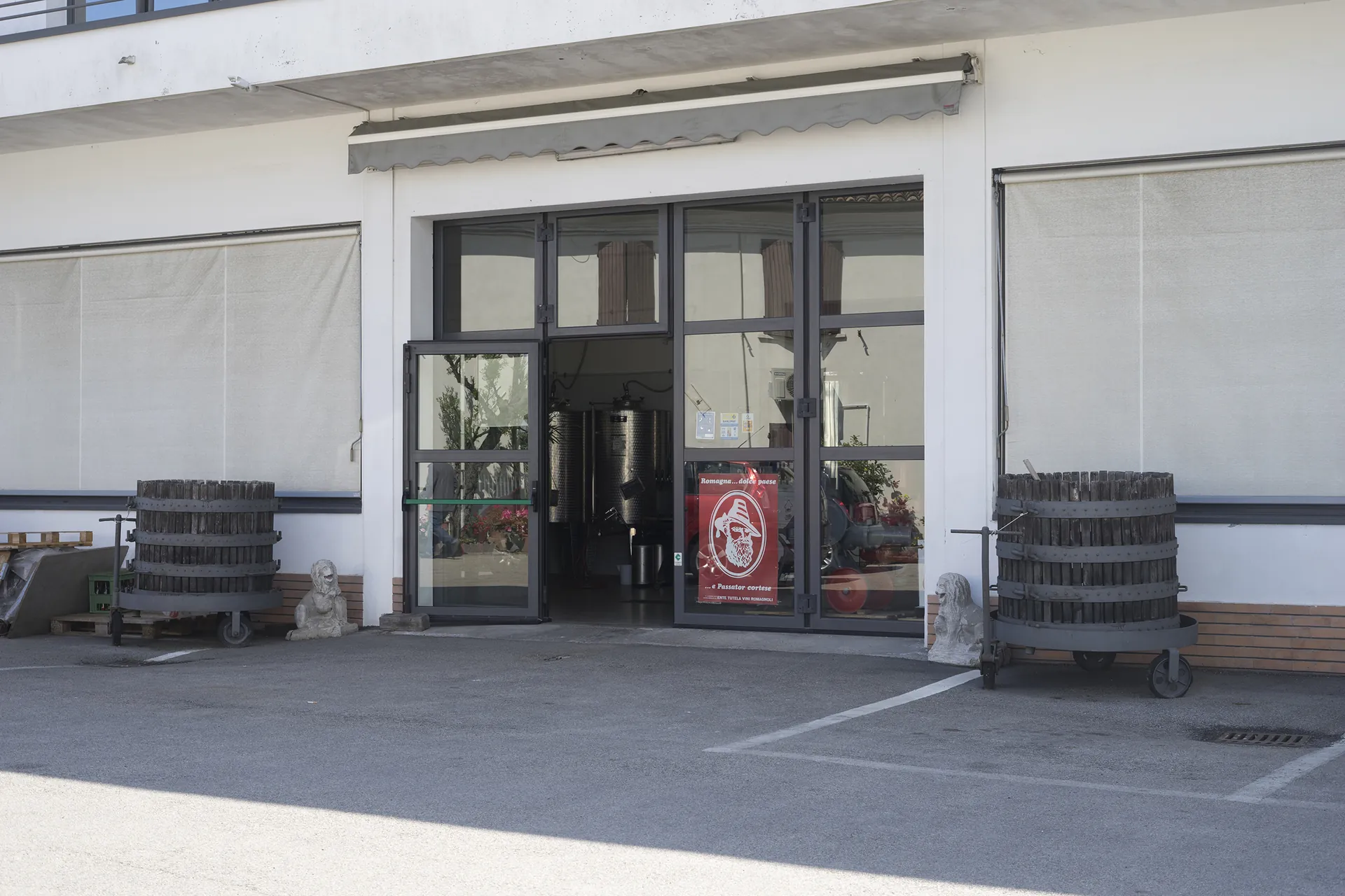 L'ingresso del punto vendita Battistini con i torchi storici